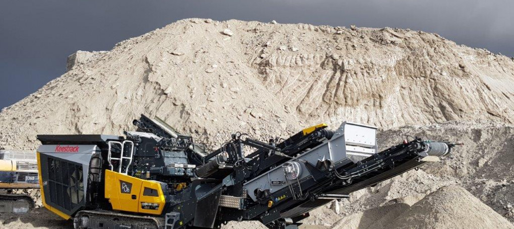 Keestrack R3 impact crusher on tracks for rent at KT-Rent with screen