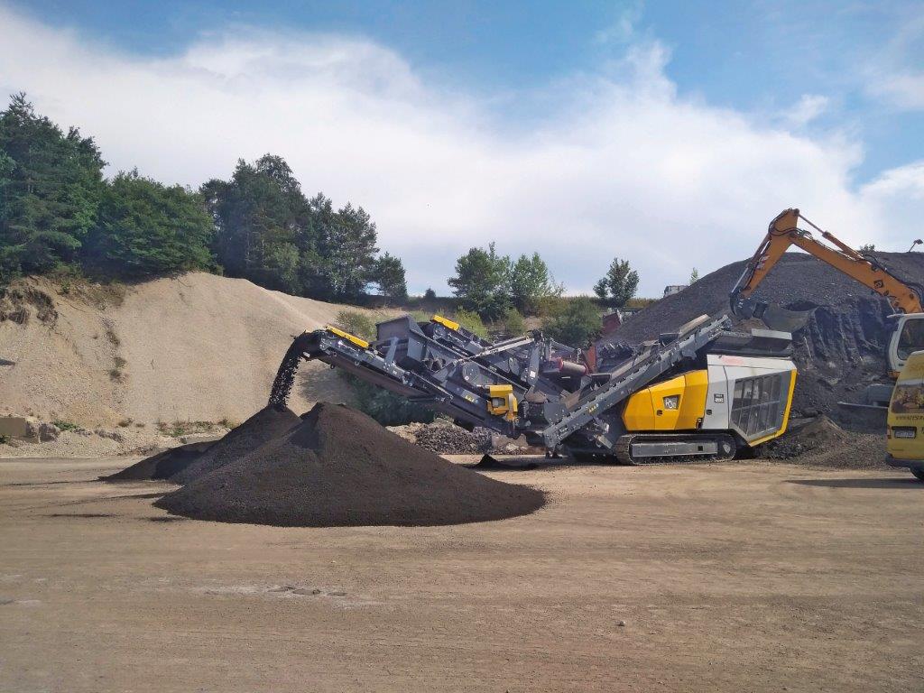 Keestrack R3 impact crusher on tracks for rent at KT-Rent