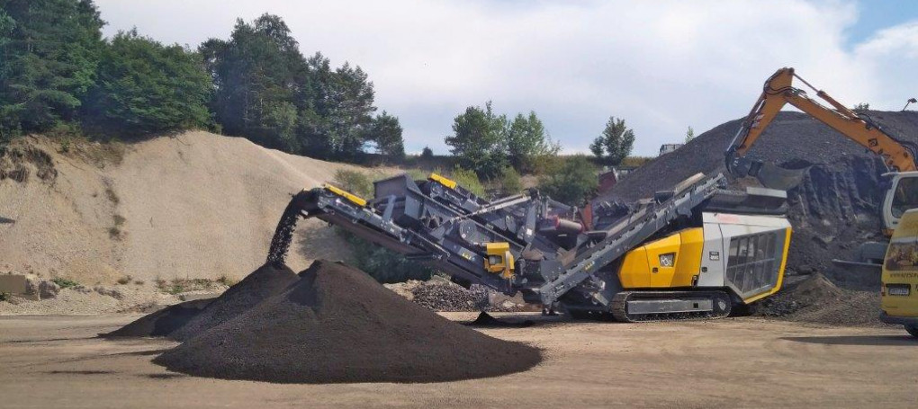 Keestrack R3 impact crusher on tracks for rent at KT-Rent